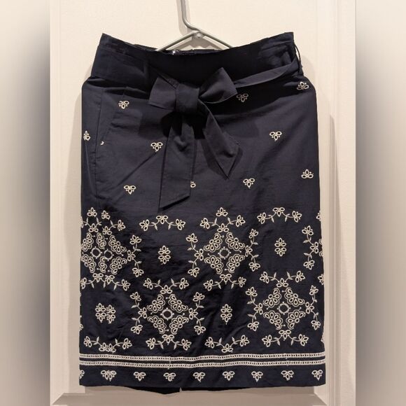 Ann Taylor Navy Embroidered Bow Skirt SZE 2 Midi Paperbag Floral Coquette Office - Picture 4 of 13